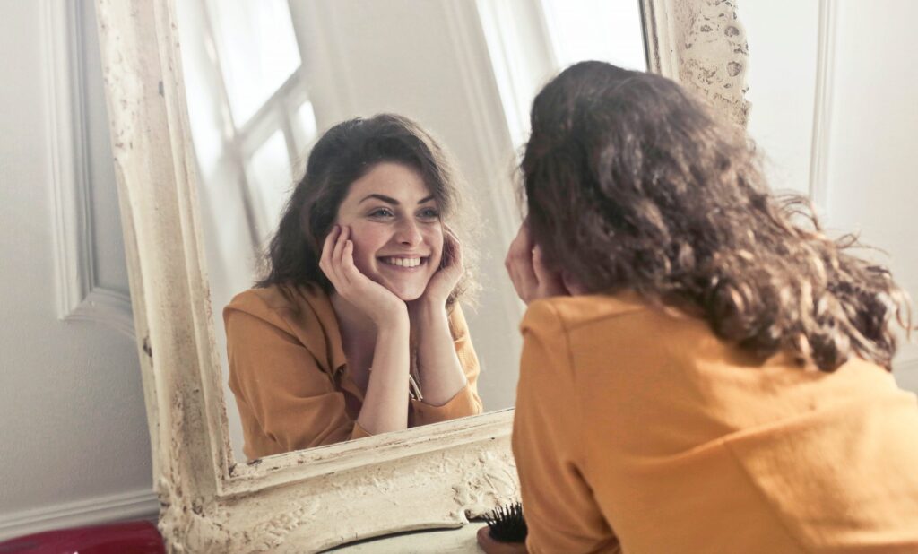 ragazza allo specchio scaled
